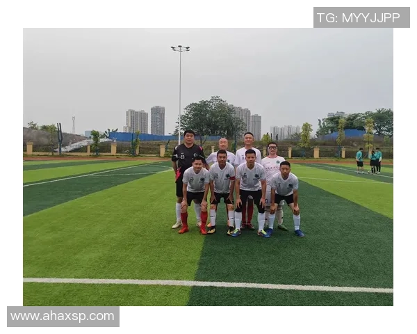 足球明星与粉丝亲密合照展现温暖瞬间共同分享足球的热情与梦想